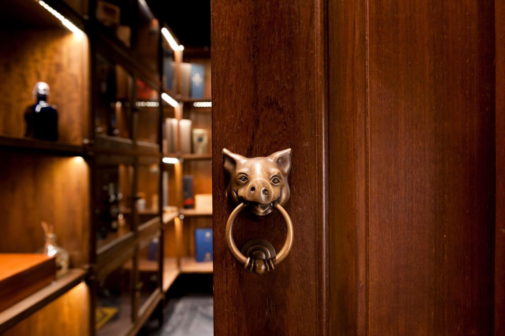 Hotel Muse Bangkok, Autograph Collection - Marriott International מראה חיצוני תמונה The door knocker of the library