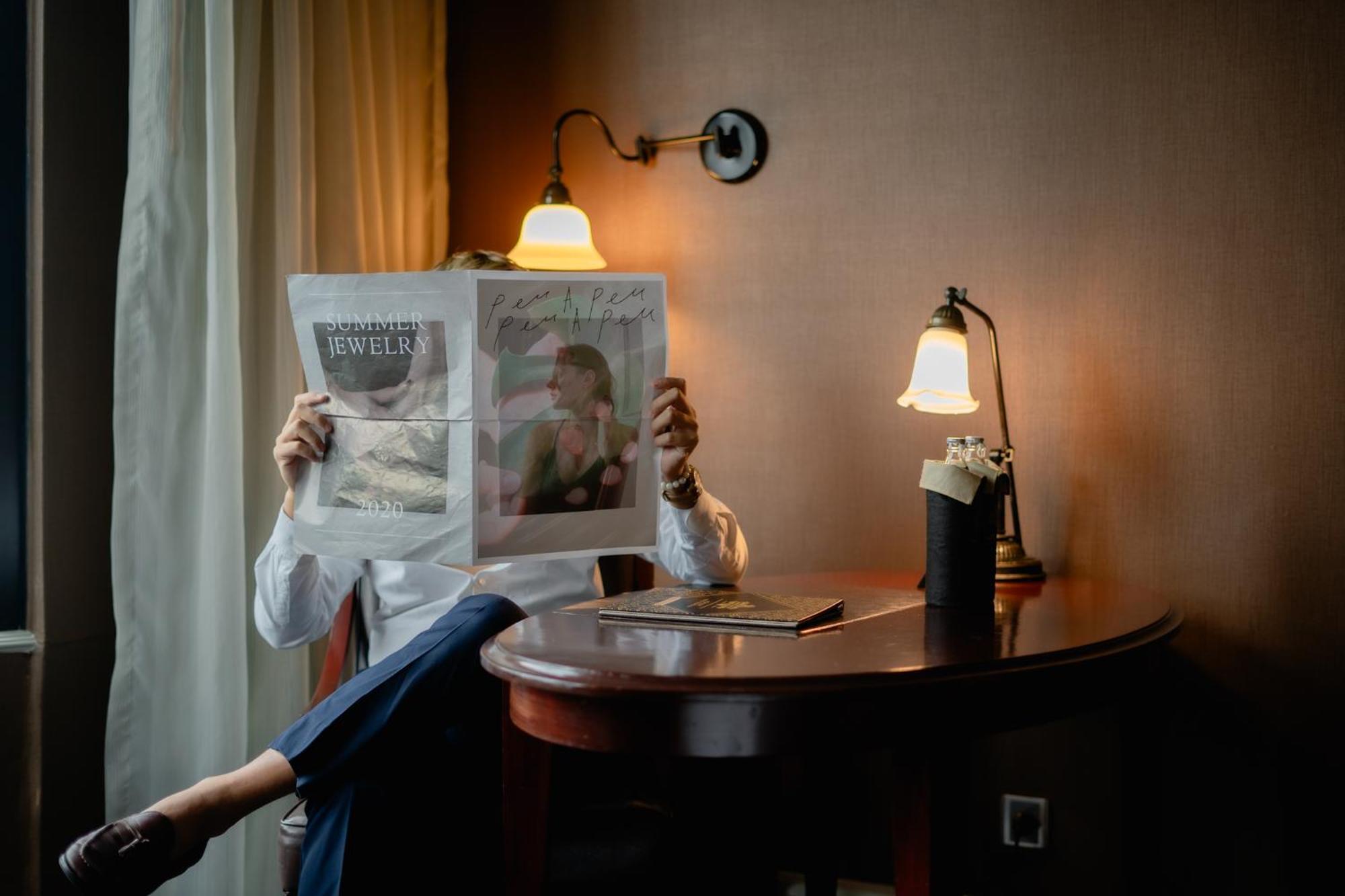 Hotel Muse Bangkok, Autograph Collection - Marriott International מראה חיצוני תמונה A woman reading a newspaper